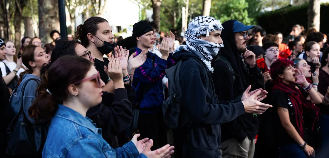 Prancūzijoje į gatves išėjo moksleiviai – protestai apėmė daugiau kaip tūkstantį mokyklų