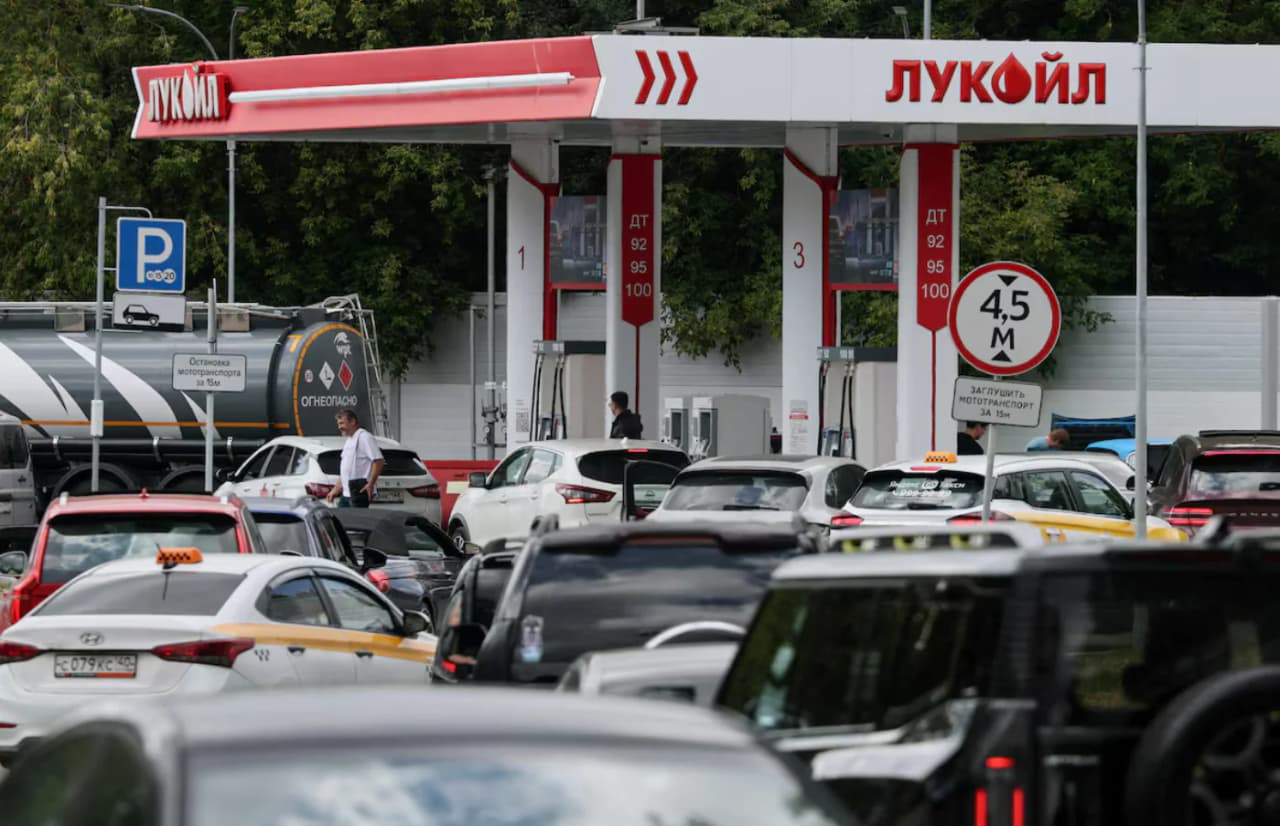 JAV investicijų milžinė atsisakė pirkti Rusijos „Lukoil“ turtą
