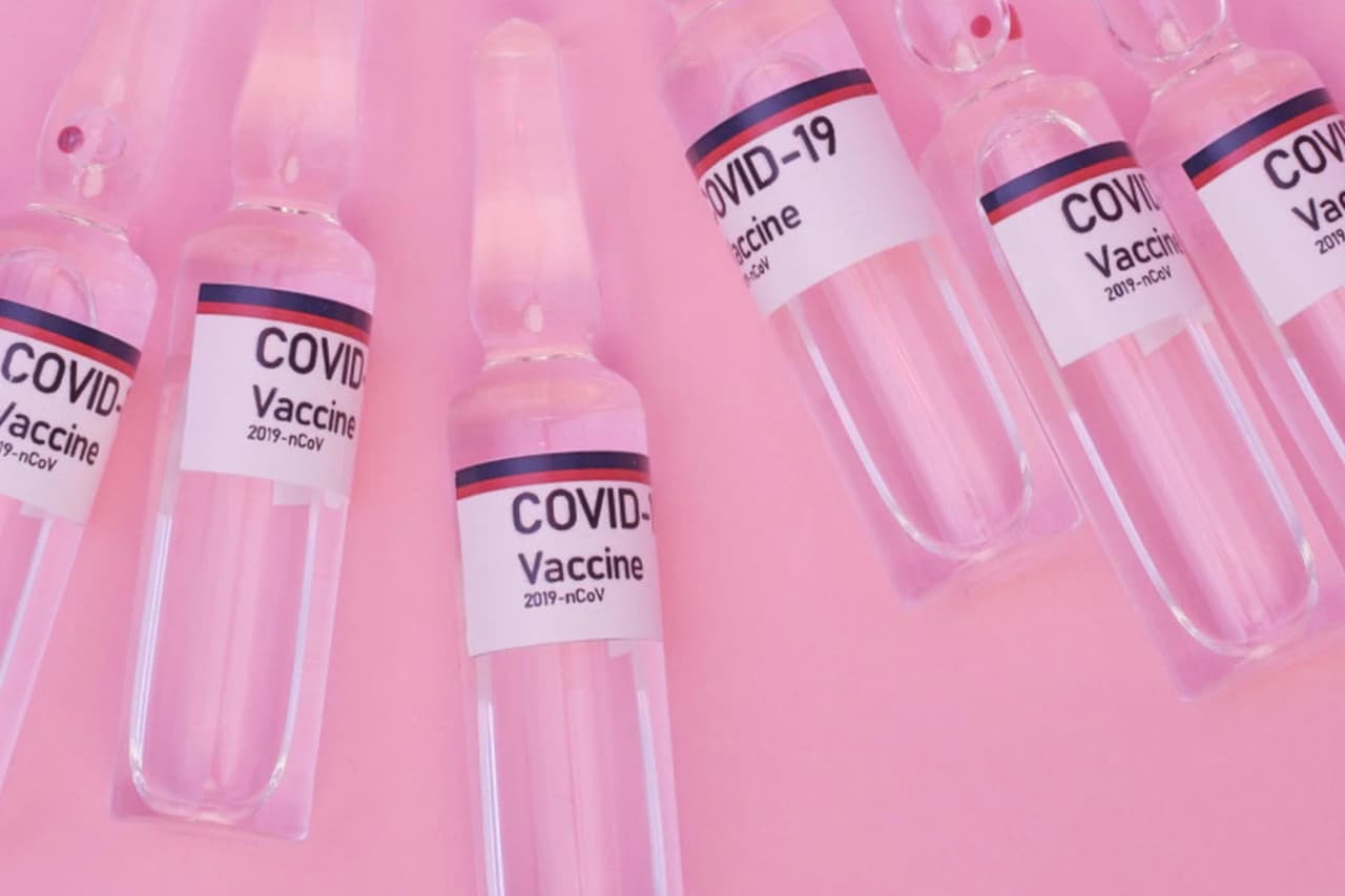 Už COVID-19 vakcinas Lietuva sumokėjo apie 160 mln. eurų, tačiau vienos dozės kaina viešai neskelbiama