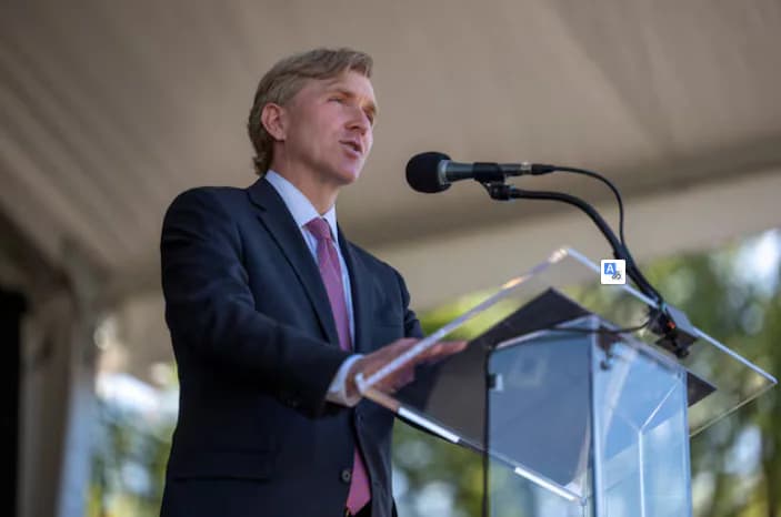 JAV gynybos viceministras politikos klausimais Elbridge Colby sako kalbą per „Desert Shield“ ir „Desert Storm“ memorialo atidengimo ceremoniją Vašingtone