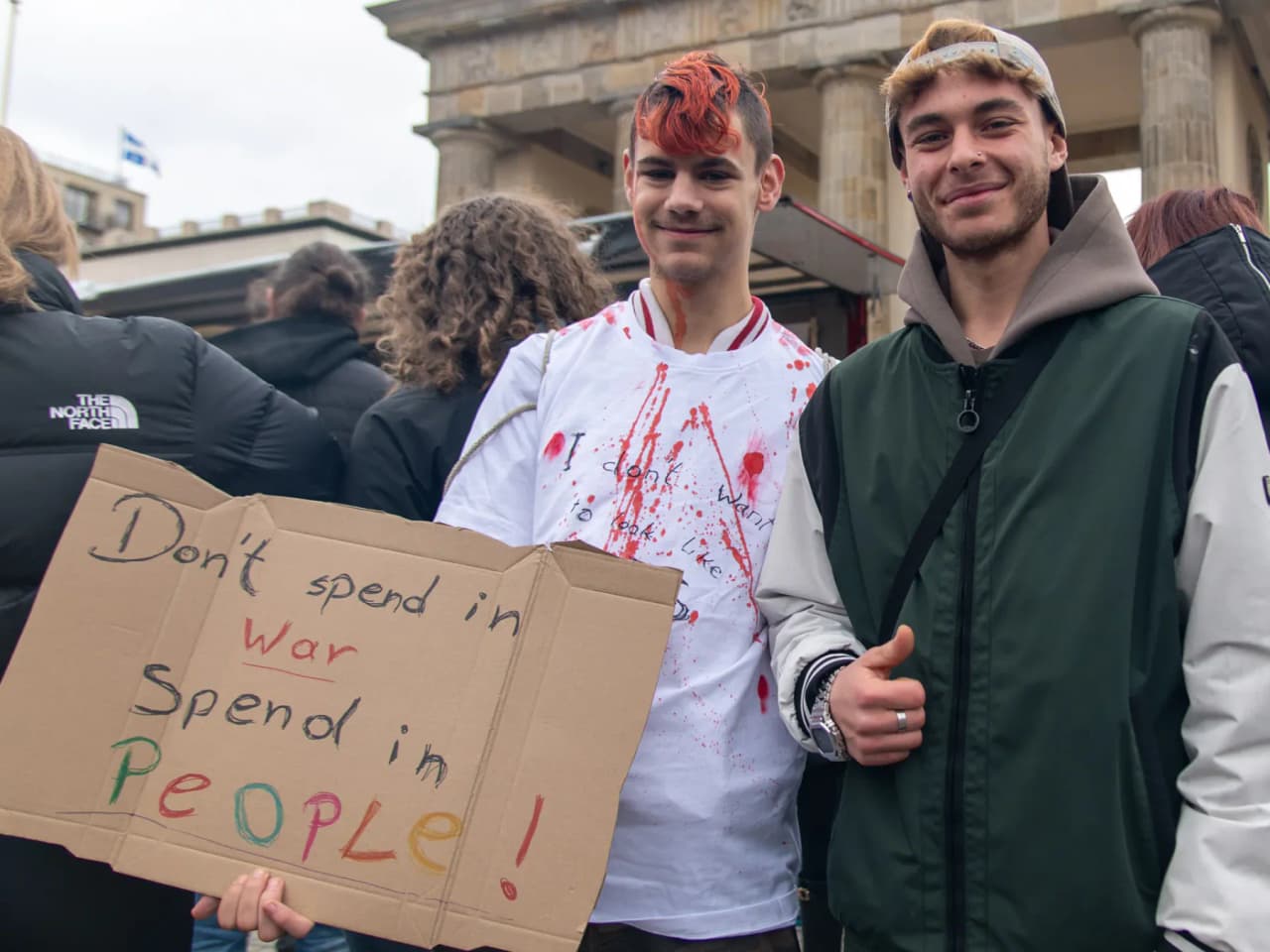 Vokietijos jaunimas protestuoja prieš brangymetį ir karinę tarnybą