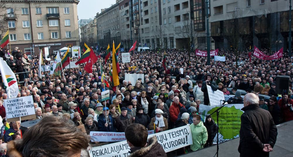 Mitingas "Už teisingumą" Nepriklausomybės aikštėje kovo mėnesį.
