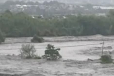 Japonijoje daugėja galingo potvynio aukų (video)
