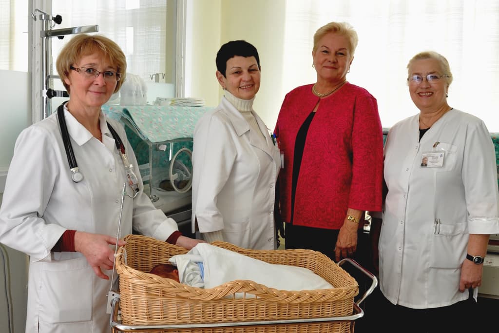 D. Navickienė VU Vaikų ligoninės Neonatologijos centre, kurį remia jos vadovaujamas "Lietuvos vaikų vilties" Los Andželo skyrius. Nuotr. iš vaikuligonine.lt.
