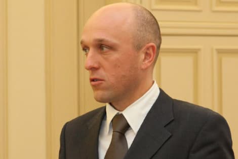 Ar ryšis STT direktoriaus pareigas laikinai einantis direktoriaus pirmasis pavaduotojas Saulius Urbanavičius demaskuoti savo kolegas ir prieš juos pradėti ikiteisminius tyrimus, ar atvirkščiai, kaip ir jo pirmtakas Žimantas Pacevičius stos nusikaltėlių pu