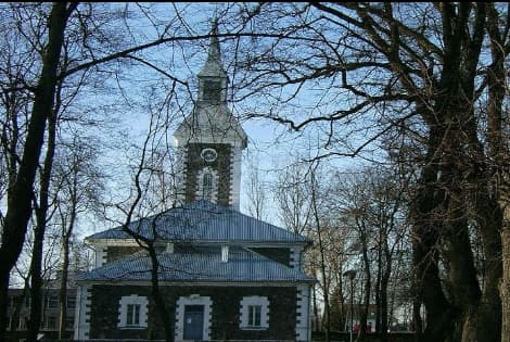 Tauragė – miestas vakarų Lietuvoje, Karšuvos žemumoje, kairiajame Jūros upės krante.