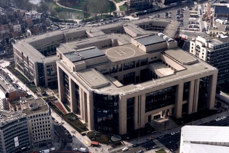 Lietuva, suvokdama išskirtinę Justus Lipsius dekoravimo atsakomybę bei svarbą, finansinių dekoravimo detalių neatskleidžia