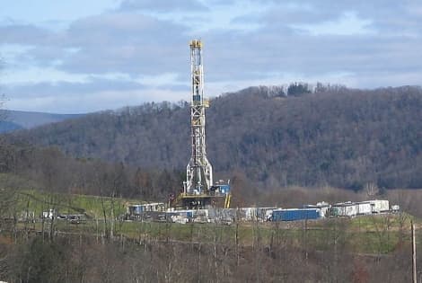 Taip atrodo gręžimo bokštas ir platforma, Marcellus Shale, Pensilvanija, JAV.