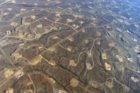 Statistika rodo, kad 7% skalūnų dujų gręžinių yra nehermetiški, o daugelyje jų nehermetiškumas ir pratekėjimai labai dideli. Tai reiškia, kad iš eksploatuojamų skalūnų sluoksnių į geriamojo vandens sluoksnius veržiasi dujos ir toksiškas hidraulinio plėšym