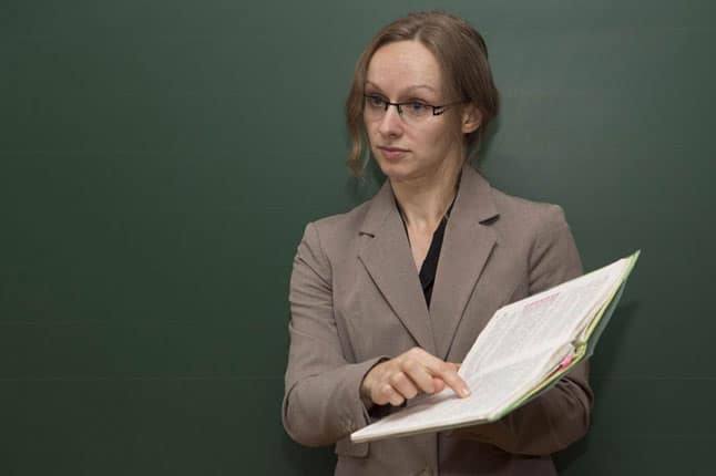 RIBA. Ar mokykla gali peržengti ribą į intymų šeimos pasaulį? Ar pedagogai gali imtis dvasininkų vaidmens ir diegti asmenines, o gal kieno nors užsakytas vertybes? FOTOLIA nuotr.