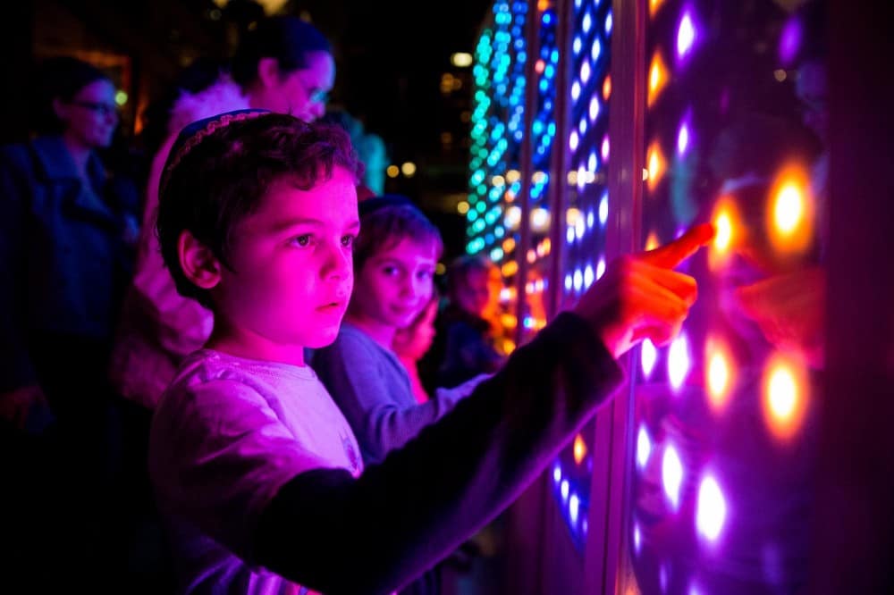Vivid Sydney , 2013 m. - Chromatinių judesių šviesos instaliacija. Nuotr. iš archdaily.com