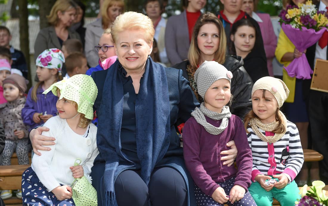 Prezidentė D. Grybauskaitė ir vaikai. Nuotr. prezidentas.lt