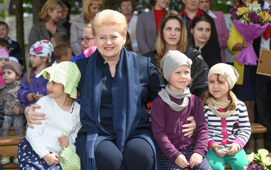 Prezidentė D. Grybauskaitė ir vaikai. Nuotr. prezidentas.lt