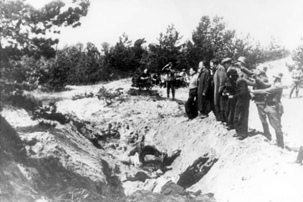 1941 m. SS Vokietijos kareivio nuotrauka, Šiauliuose. Prieš nužudymą kaliniai buvo priversti kasti savo kapus. Yad Vashem Photo Archives 3150/122