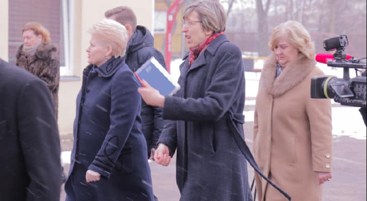 Vaiko raidos centro direktorė Jovita Petrulytė rodo prezidentei įgriuvusį stogą, iš paskos seka ministrė R. Šalaševičiūtė. Nuotr. E.eu