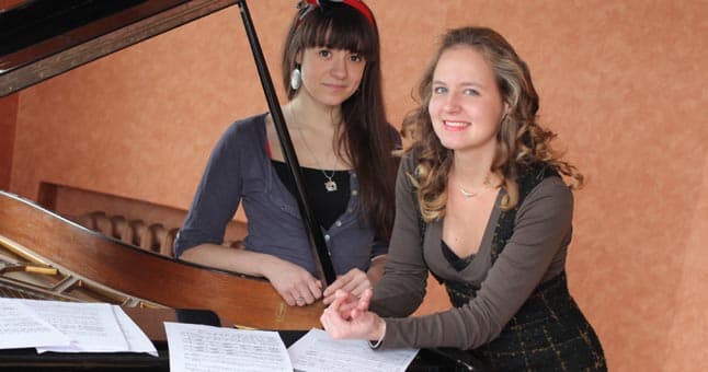Klaipėdos universiteto Menų fakulteto Instrumentinės katedros atlikimo meno studentės Adelė Daunoravičiūtė (dešinėje) ir Kristina Budvytytė – merginų fortepijoninis ansamblis – laimėjo I vietą tarptautiniame pianistų ir styginių konkurse Niujorke. Nuotr. E. Jankausko
