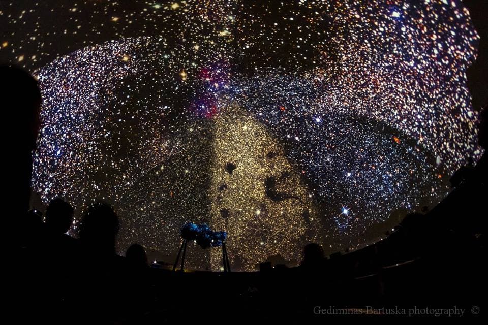 „Devlsy“ koncerto Vilniaus universiteto planetariume akimirka. Gedimino Bartuškos nuotr.