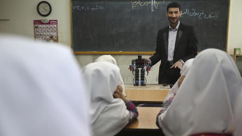 27 metų iraniečio mokytojo Akbaro Rezajė išrastas melstis mokantis robotas sudomino vaikus