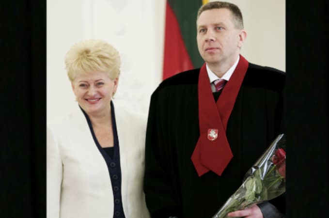 Dėl viešo piliečių laiško premjerui baudžiamoji byla pradėta nedelsiant ir pačiu aukščiausiu lygiu – Generalinėje prokuratūroje. „Mūsų režimas įgyja vis daugiau V. Janukovyčiaus režimo požymių. Pasižiūrėkite Ukrainos režimo gimimo istoriją – kaip V. Janukovyčius, pasiėmęs Konstitucinį Teismą, pažabojo parlamentą. Tuo pačiu keliu šiandien eina ir D. Grybauskaitė“, – teigia D. Kuolys