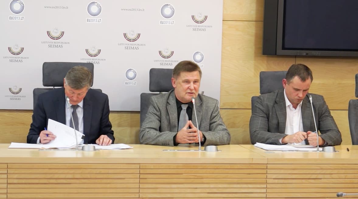Spaudos konferencija „Kas iš tikrųjų vyko „Snoro“ banke ir kas už tai atsakys?“ prasidėjo linksma įžanga