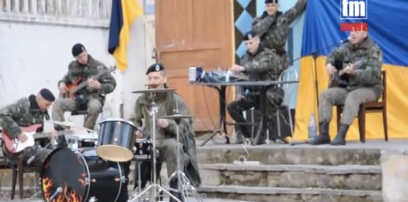Kovo 7 d. Rusijos pajėgų užblokuotą dalinį saugantys Ukrainos jūrų pėstininkai Kerčėje surengė koncertą