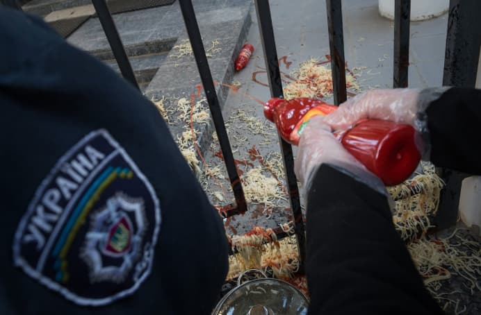 Odesoje apmėtytas Rusijos konsulatas makaronais su kečupu