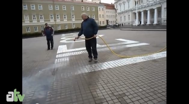 Šių metų vasario 17 d., plaunamas žodis Tie-SOS Daukanto aikštėje, žarna prijungta prie vandentiekio prezidentūroje. Kadras iš „Aikštės TV” vaizdo įrašo