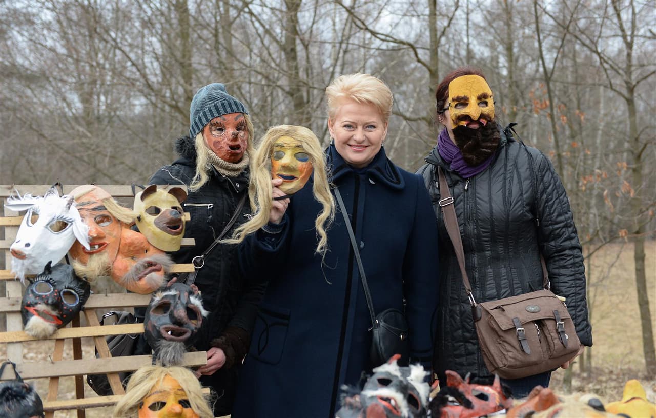 Dalia Grybauskaitė su ir be kaukės. Prezidentas.lt nuotr.