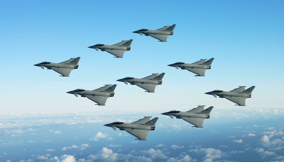 L-39 Lietuvai reikalingi kaip stalui penkta koja, ypač turint omenyje faktą, kad pastaruoju metu įvairios NATO narės vos ne konkuruoja dėl to, kas galėtų pasiųsti naikintuvus į Baltijos šalis. Apskritai reikėtų tikėtis, kad dabar pagaliau ta psichozė „Lietuva pavojuje“ baigsis, nes tas vietinis triukšmas dėl 2 procentų gynybai (tarsi jie ką nors iš esmės pakeistų) ir demonstratyvūs Aljanso sprendimai savo išorinių sienų stiprinimo srityje (kuriais akivaizdžiai norima kompensuoti neveiksnumą Ukrainoje) labiau primena konjunktūrinius žaidimus nei su tikromis realijomis susijusius žingsnius.