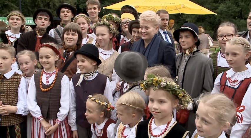 Prezidentės pasivaikščiojimas po tarptautinio folkloro festivalo „Baltica" miestelį