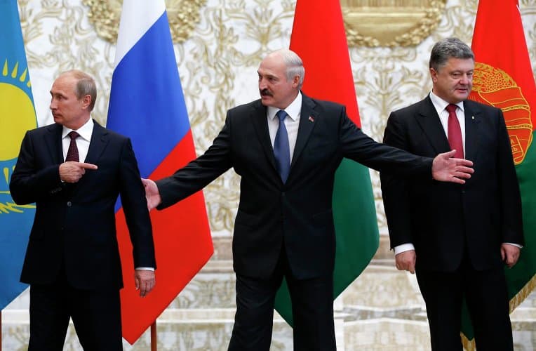 Deutsche Welle: Porošenko ir Putino derybų Minske metu Donbase apšaudoma viskas iš eilės: gamyklos, mokyklos, ligoninės, namai...