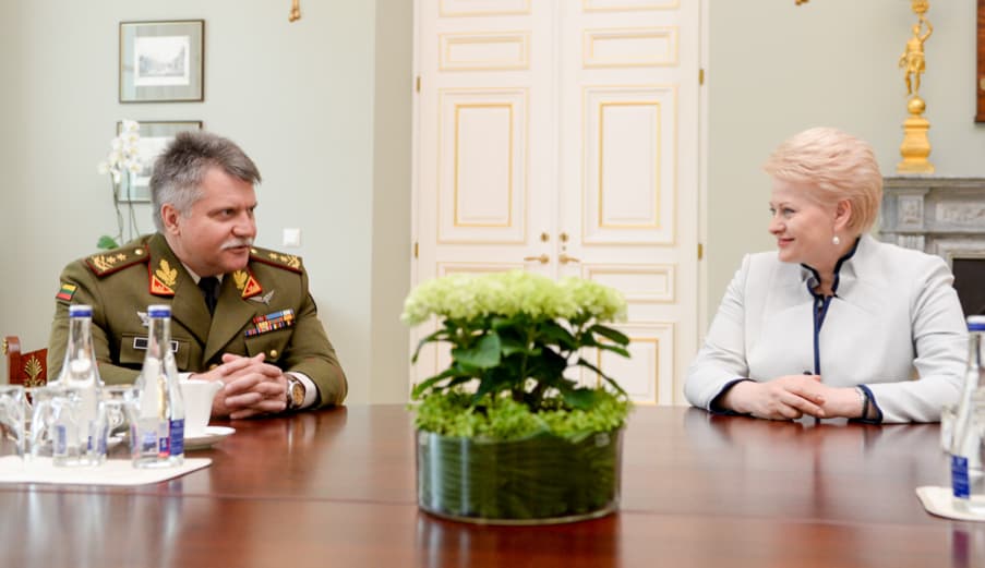 Lietuvos kariuomenės vadas, generolas majoras Jonas Vytautas Žukas (kairėje) ir prezidentė Dalia Grybauskaitė (dešinėje). Nuotr. prezidentas.lt
