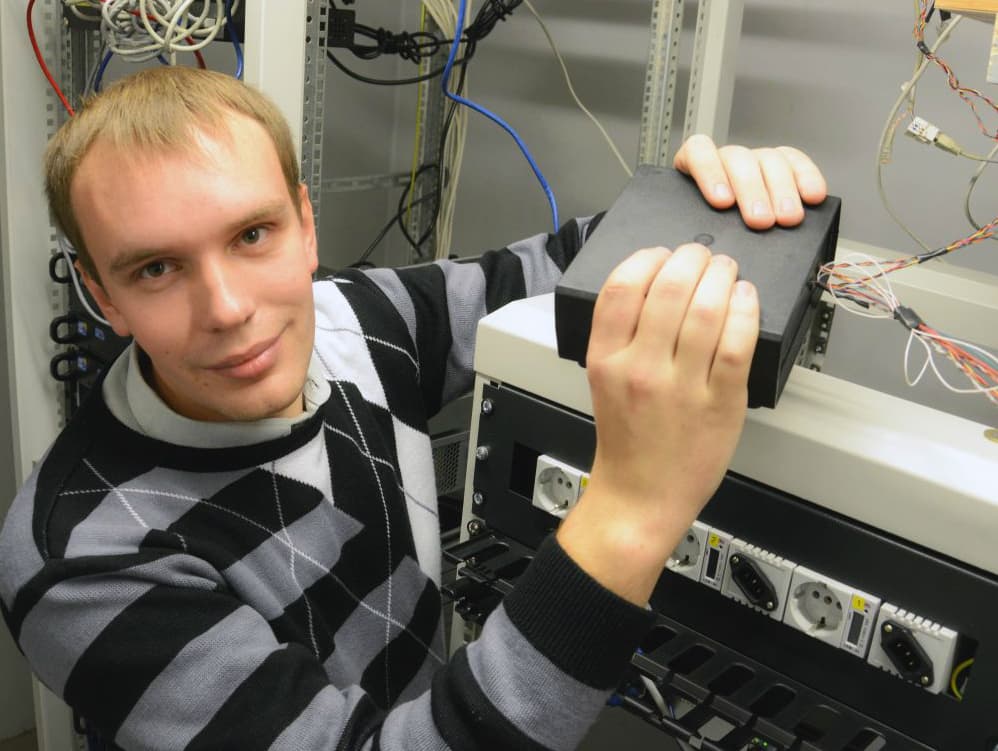 Andrius Dzedzickis ir mechatroninė klimato valdymo ir energijos sąnaudų kontrolės sistema. Nuotr. VGTU arch.