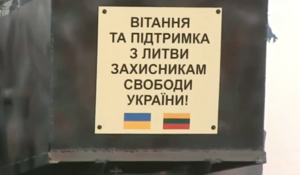 Lietuva pradėjo tiekti šarvuotą techniką Ukrainos kariuomenei