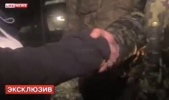 Donecko oro uoste susitikę priešai po pokalbio paspaudė vienas kitam ranką
