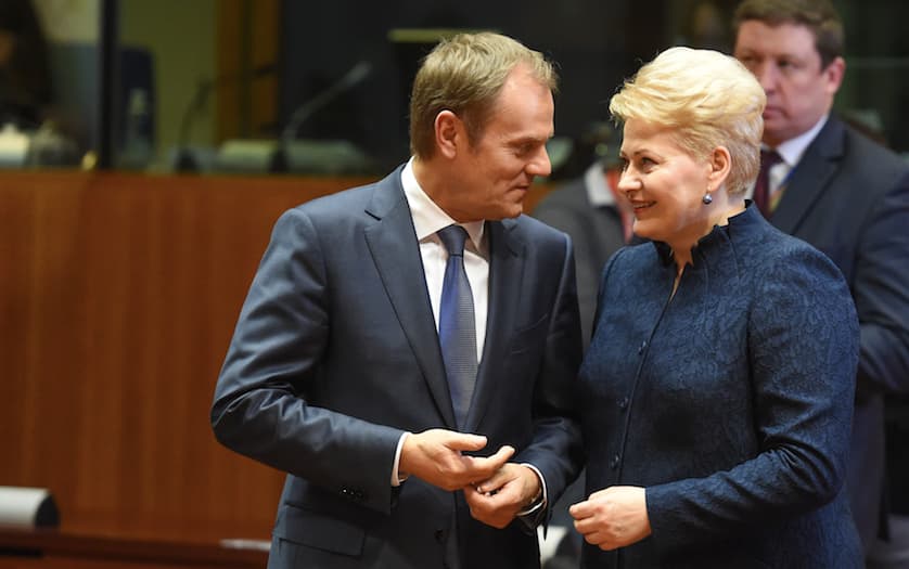Europos Vadovų Tarybos pirmininkas Donaldas Tuskas įdėmiai klausosi prezidentės Dalios Grybauskaitės išsakomų pastabų. Nuotr. prezidentas.lt