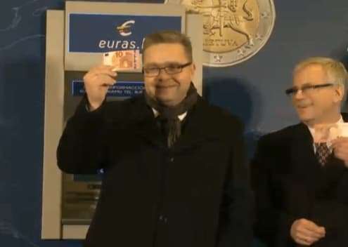 Padirbtų eurų aptinkama ne tiktai prekybos vietose, bet ir bankomatuose