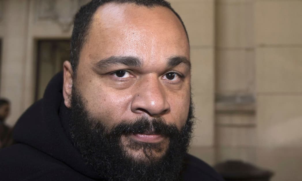 Prancūzų humoristas suimtas už pokštavimą apie „Charlie Hebdo“