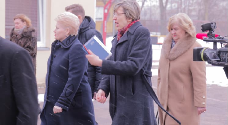 Vaiko raidos centro direktorė Jovita Petrulytė rodo prezidentei įgriuvusį stogą, iš paskos seka ministrė R. Šalaševičiūtė. Nuotr. E.eu