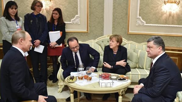 Derybos dėl Ukrainos Minske, kurios tęsėsi daugiau negu pusę paros, baigėsi