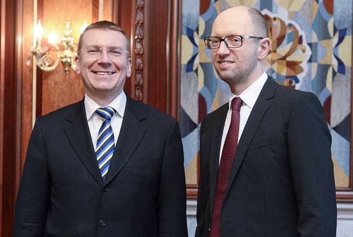 Latvijos užsienio reikalų ministras Edgaras Rinkevičius (kairėje) dorovę tapatina su Rusijos propaganda.