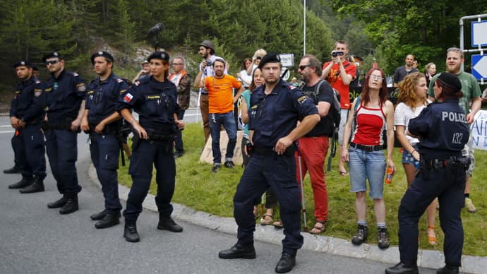 Tylos siena atsitvėrusį Bilderbergų grupės susirinkimą nuo protestuotojų saugo tūkstančiai pareigūnų