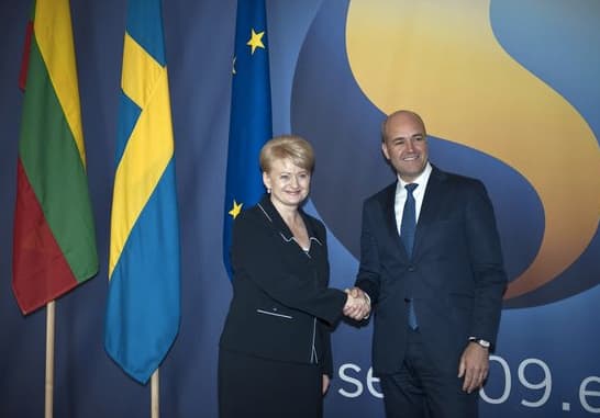 2009 m. prezidentė Dalia Grybauskaitė Stokholme susitiko su Švedijos Parlamento pirmininku Peru Weterbergu bei „atsiskaitė“ švediškiems bankams