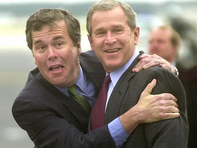 Broliai Džebas Bušas (Jeb Bush) ir Džordžas V. Bushas (George W. Bush).