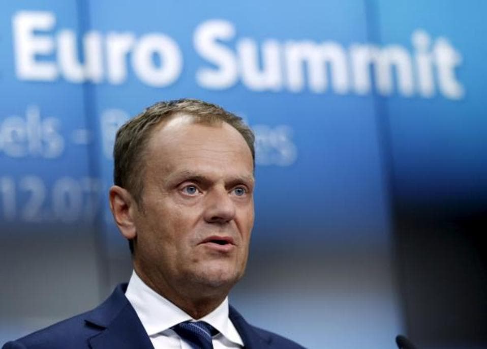 Ankstų rytą buvo pasiektas susitarimas, dėl kurio derėtasi 15 valandų. Apie tai iškilmingai pranešė Europos Tarybos vadovas Donaldas Tuskas.