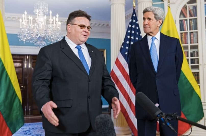 L. Linkevičius (kairėje) ir JAV valstybės sekretorius Džonas Keris (John Kerry). Nuotr. urm.lt
