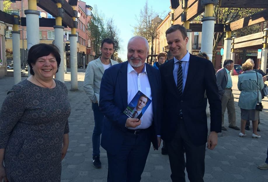 Dviejų giminingų partijų – darbiečių (centre) ir konservatorių (dešinėje) lyderiai. Nuotr. facebook.com