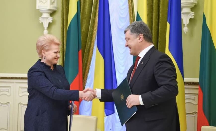 Milijardierius P. Porošenka (dešinėje) ir apibendrintos biografijos NKVD gaisrininko (vėliau tremtinio) duktė, kolaborantė, Lietuvos Nepriklausomybės priešininkė, komunisto Mykolo Burokevičiaus bendražygė, Rusijos Federacijos valstybės paslaptis, prezidentė Dalia Grybauskaitė. Nuotr. prezidentas.lt