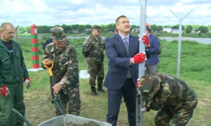 Pirmą tvoros stulpą simboliškai įkasė Vidaus reikalų ministras.