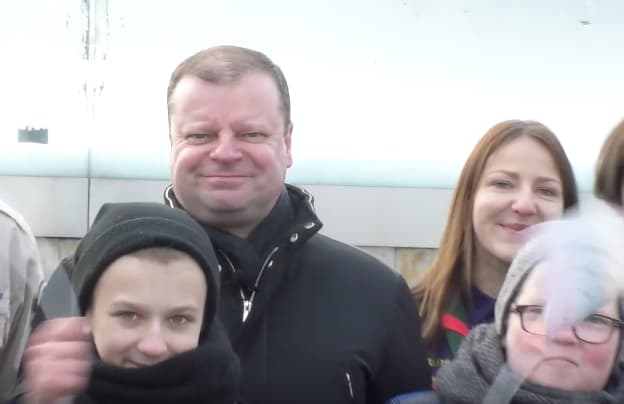 Premjeras vaizdo sveikinimui su Vasario 16-ąja pasirinko trispalvę plazdančią ant sovietinio bokšto